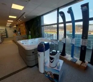 Showroom moderne avec spa d'exposition - Yann Piscines